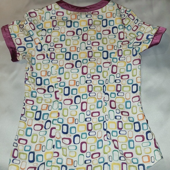 🙌Price Drop🙌Patterned Scrub Top - Picture 3 of 4